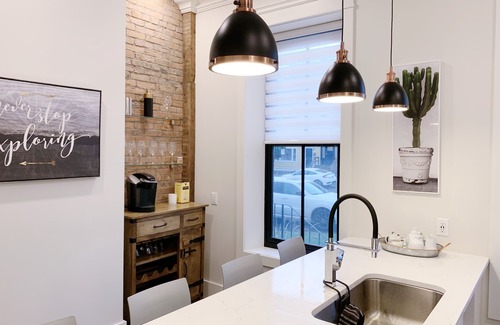 Queens Square Condominio | Downtown Heritage Condo