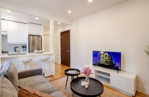 Quartier des Spectacles Apartamento | Downtown Hideaway | Peaceful & Trendy 1BR