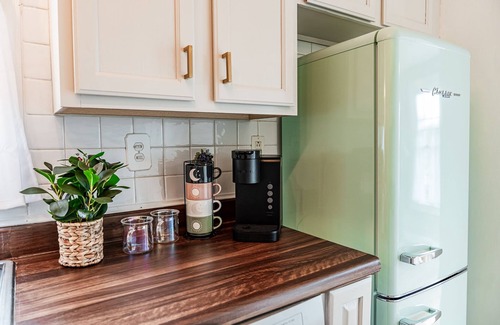 Morgantown Cabaña | Downtown Hillside Cottage