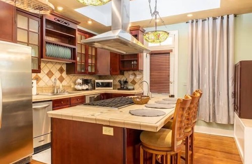 Eureka Springs Historic District Casa | Downtown House w/Parking! On Spring St, Sleeps 8!