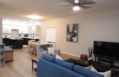 Mann Casa | Downtown Iowa City - Brand New Luxury Stay