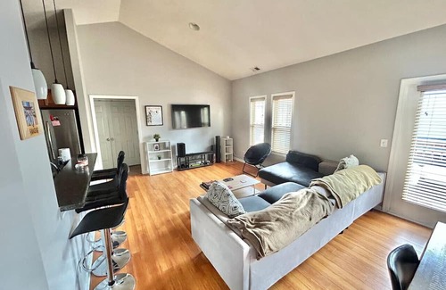 Kennedy King Casa | Downtown~King Bed~Parking~Balcony~Restaurants~Bars