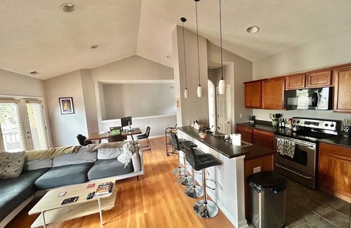 Kennedy King Casa | Downtown~King Bed~Parking~Balcony~Restaurants~Bars