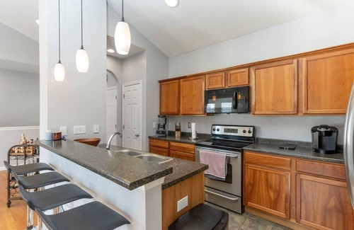 Kennedy King Casa | Downtown~King Bed~Parking~Balcony~Restaurants~Bars