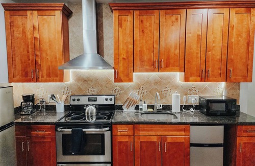 Midtown Village Apartamento | Downtown/King Bed/2 En-Suite Bathrooms/65"TV