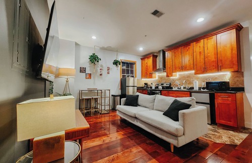 Midtown Village Apartamento | Downtown/King Bed/2 En-Suite Bathrooms/65"TV
