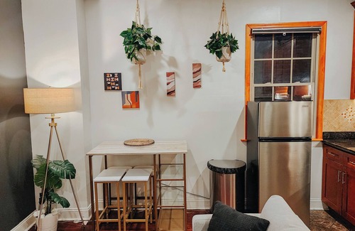 Midtown Village Apartamento | Downtown/King Bed/2 En-Suite Bathrooms/65"TV