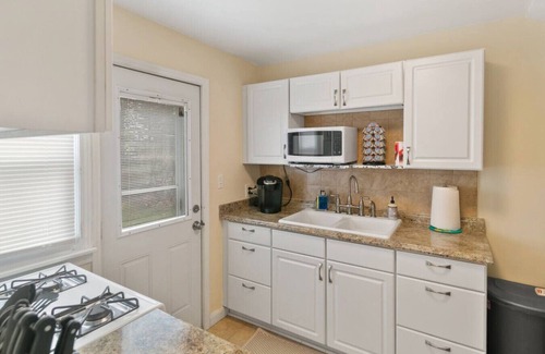 Libertyville Apartamento | Downtown Libertyville Duplex Near Naval Base!