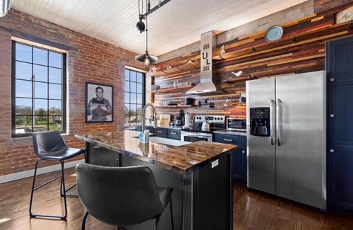 Perryville Apartamento | Downtown Loft Amazing Bath Tub & Shower #9