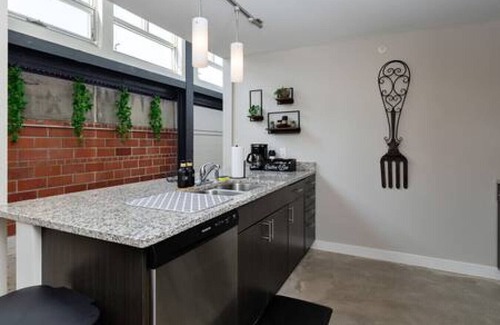 Downtown Des Moines Apartamento | Downtown Loft Skyline View 2BR