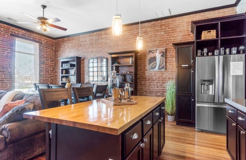 Perryville Apartamento | Downtown Loft w/ Amazing Bath Tub & Shower