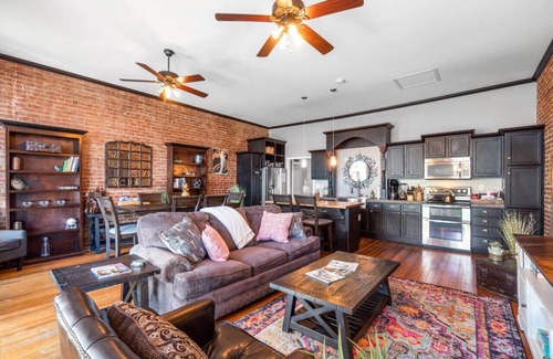 Perryville Apartamento | Downtown Loft w/ Amazing Bath Tub & Shower