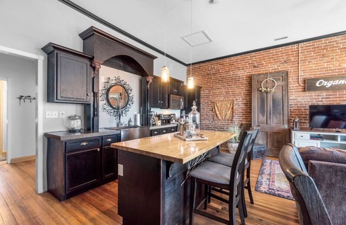 Perryville Apartamento | Downtown Loft w/ Amazing Bath Tub & Shower