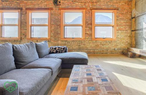 Historic Downtown Fernie Apartamento | Downtown Loft with Rooftop Hot Tub by StayIn