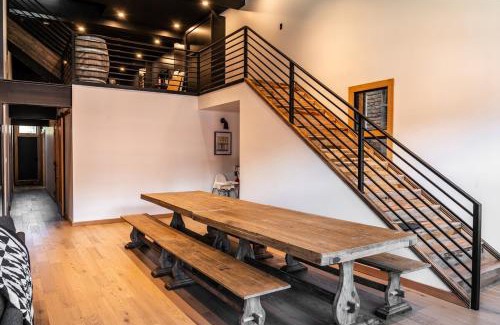 Historic Downtown Fernie Apartamento | Downtown Loft with Rooftop Hot Tub by StayIn