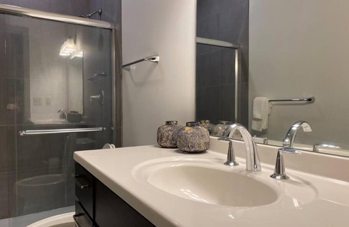 Quality Hill Apartamento | Downtown Loft with Skyline View