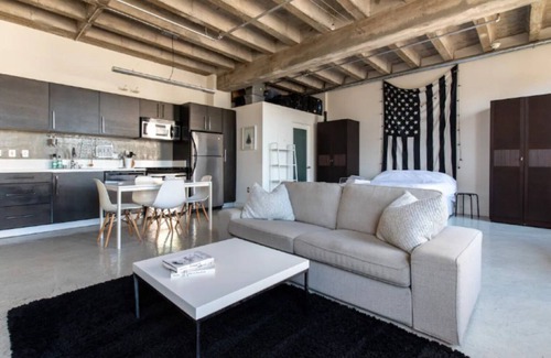 Historic Core Apartamento | Downtown Los Angeles Studio Loft with Free Parking