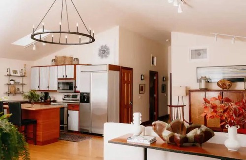 Cookeville Casa | Downtown Luxe Modern Home