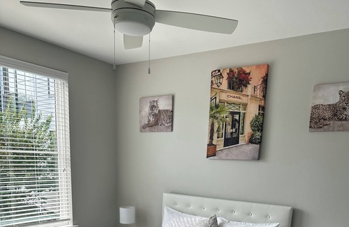 Eastside Condominio | Downtown "Luxurious" Condo Hideaway in located 5 mins from River Street!