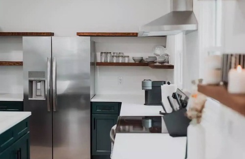 Fletcher Place Apartamento | Downtown Luxury APT w/ King Bed & 2nd Floor Patio!