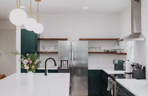 Fletcher Place Apartamento | Downtown Luxury APT w/ King Bed & 2nd Floor Patio!