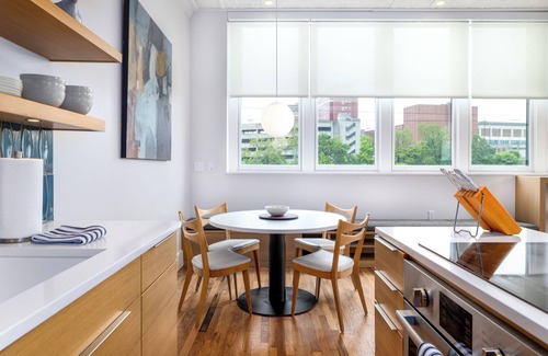 Downtown Asheville Apartamento | The Sinclair: 202: LUJO URBANO MODERNO: UNA NUEVA residencia contemporánea de calidad