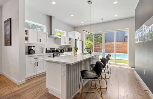 East Cesar Chavez Casa | Downtown Luxury Oasis - Heated Pool - 7 Bedroom