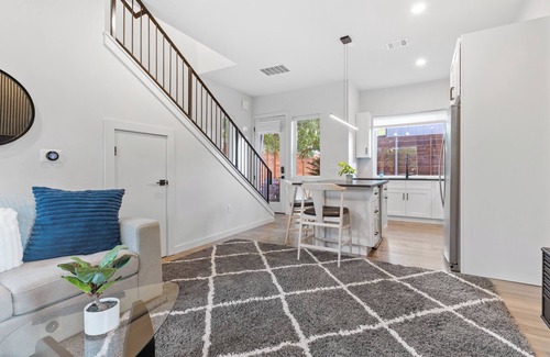 East Cesar Chavez Casa | Downtown Luxury Oasis - Heated Pool - 7 Bedroom