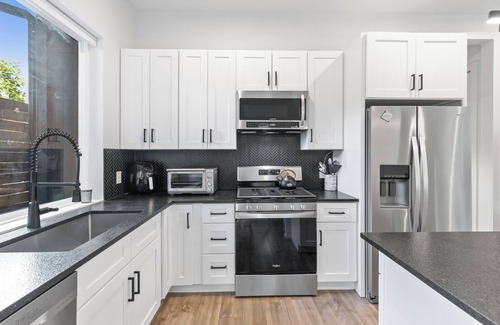 East Cesar Chavez Casa | Downtown Luxury Oasis - Heated Pool - 7 Bedroom