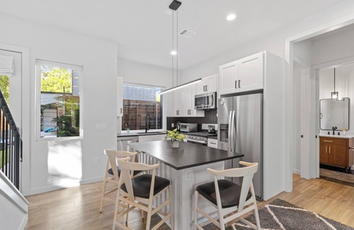 East Cesar Chavez Casa | Downtown Luxury Oasis - Heated Pool - 7 Bedroom