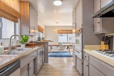 The Strand Apartamento | Downtown Manhattan Beach 3 Bed Townhouse Parking