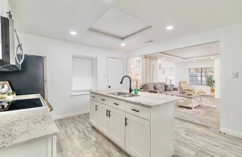 McAllen Casa | Downtown McAllen - Sleeps 10