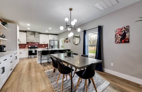McKinney Casa | Downtown McKinney Modernized Historical home