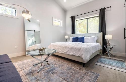 East Cesar Chavez Casa | Downtown Mini Mansion - Walk to Rainey