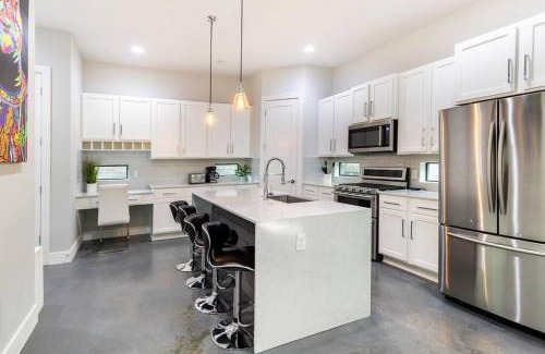 East Cesar Chavez Casa | Downtown Mini Mansion - Walk to Rainey