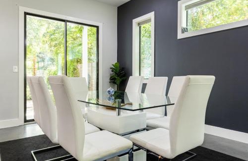 East Cesar Chavez Casa | Downtown Mini Mansion - Walk to Rainey
