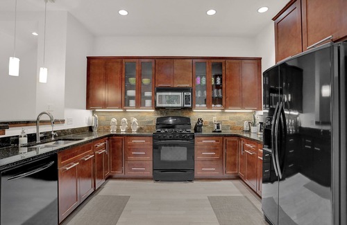 St. Joseph Historic Neighborhood Casa | Downtown Modern and Luxurious 3 BD/ 3.5 BA Townhouse