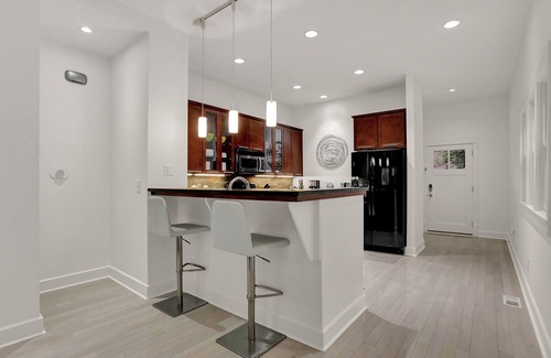 St. Joseph Historic Neighborhood Casa | Downtown Modern and Luxurious 3 BD/ 3.5 BA Townhouse