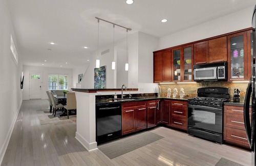 St. Joseph Historic Neighborhood Casa | Downtown Modern and Luxurious 3 BD/ 3.5 BA Townhouse