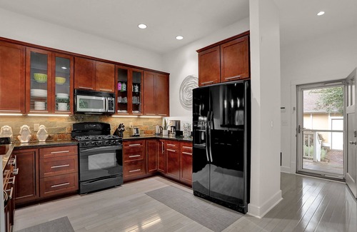St. Joseph Historic Neighborhood Casa | Downtown Modern and Luxurious 3 BD/ 3.5 BA Townhouse