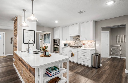 Bentonville Casa | Downtown, museums, MTB, & more! 4BR/3.5BT, pickleball, basketball, & game room!