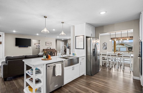 Bentonville Casa | Downtown, museums, MTB, & more! 4BR/3.5BT, pickleball, basketball, & game room!