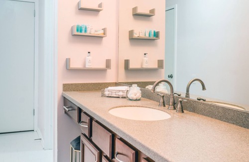 East Bank Condominio | Downtown Nashville Riverfront & Germantown Retreat. Come & relax riverside.