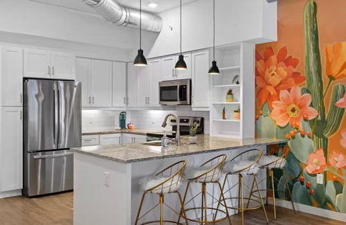 Sobro Apartamento | Downtown Nashville - Rooftop POOL - 10 min Walk to Broadway!