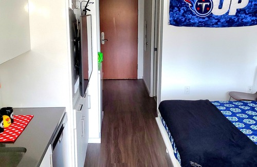 Music Row Condominio | Downtown Nashville Studio Condo!(Travel Nurses & College Students)Welcome!