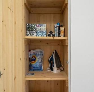 Downtown Edmonton Apartamento | Downtown Near Rogers Place with Covered Parking, Sleeps 6, Pool Table, Sauna, Gym, Two Bedrooms & More