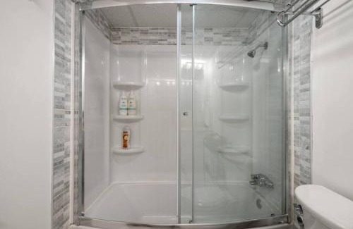 Downtown Edmonton Apartamento | Downtown Near Rogers Place with Covered Parking, Sleeps 6, Pool Table, Sauna, Gym, Two Bedrooms & More