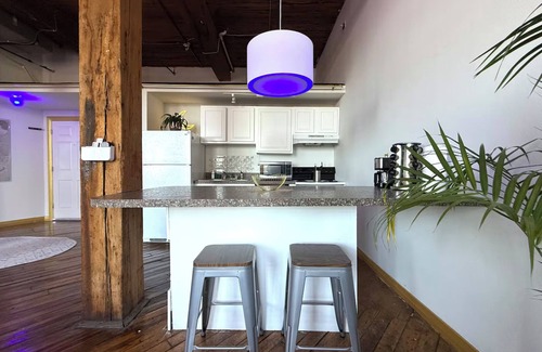 Detroit Apartamento | Downtown: Neo-Deco Industrial Loft