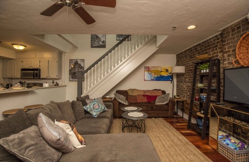 Old City Condominio | Downtown Old City Stylish & Centrally located Historic loft