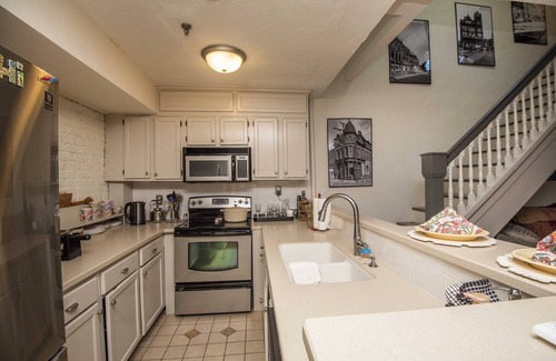 Old City Condominio | Downtown Old City Stylish & Centrally located Historic loft